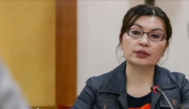 李瑞英|央视播音员李瑞英:28年零失误,38岁儿子坠楼,留28字让人泪目!