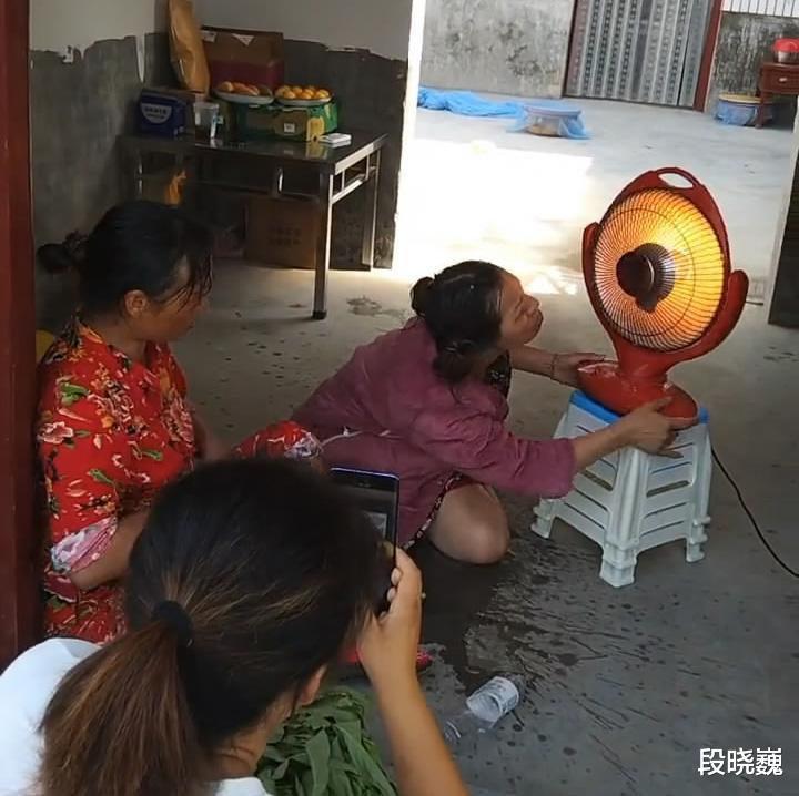 女子精神失常在三伏天烤火,母亲气得又打又骂,有苦说不出!