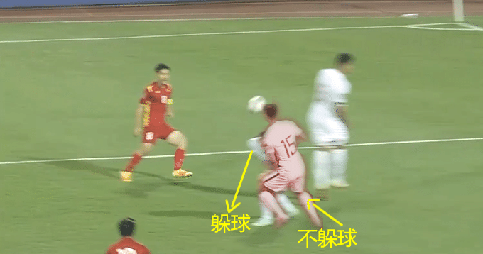吴曦|怕发型乱吴曦躲球，谁注意王晓雪堵球的部位？官媒怒批男足没血性