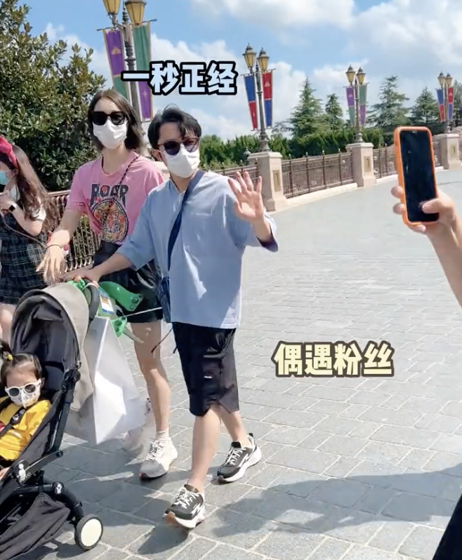 王祖蓝|王祖蓝陪家人迪士尼度假，吃妻子女儿的剩饭，与粉丝合影有亲和力