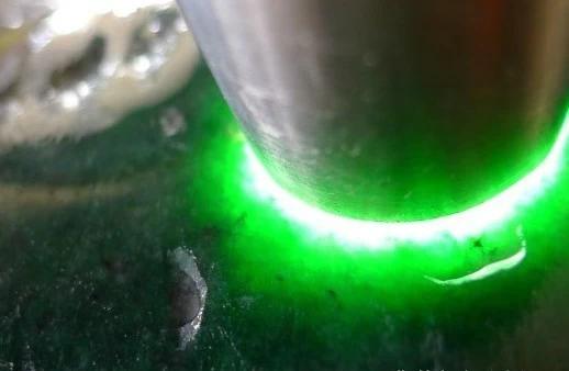 翡翠|13种翡翠原石灯下现原形