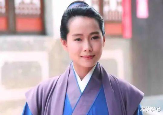 叶童|59岁叶童暴瘦“脖子冒青筋”白发眯眼一笑,皮包骨身材网忧心