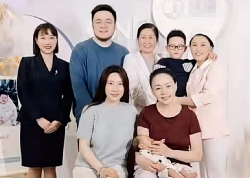 宋丹丹|宋丹丹4岁孙子罕露面,浑身肉乎抱着妈猛亲,五官与爸似复制粘贴