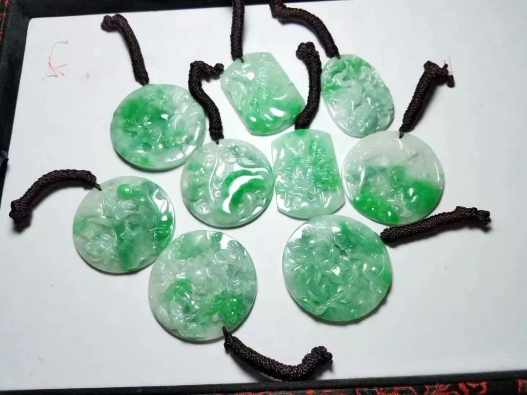 翡翠|不被看好的木那原石,没想到切出一堆飘花手镯挂件,排满一桌面!