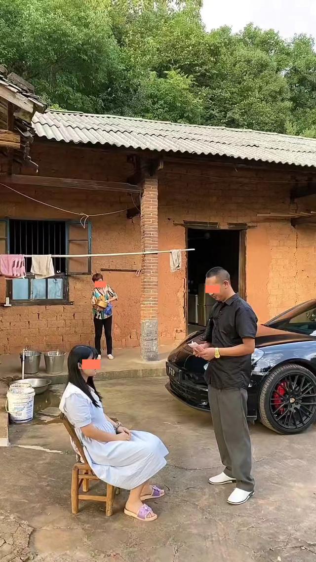 兄弟虽闹不合,得知怀有身孕的侄女生活困难,男子抛开恩怨去资助
