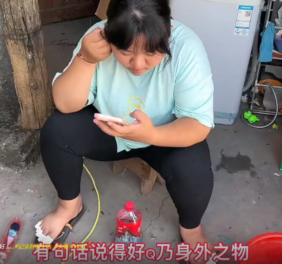 外卖小哥养一家五口,原因是老婆很懒?网友:挺会炒作的
