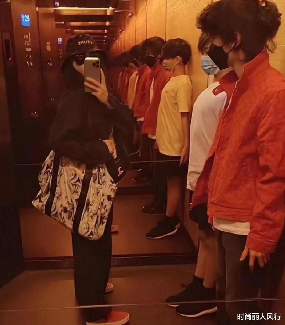 张柏芝|张柏芝大儿子颜值火了！Lucas罕见亮相大变样，穿衣很潮却不帅了