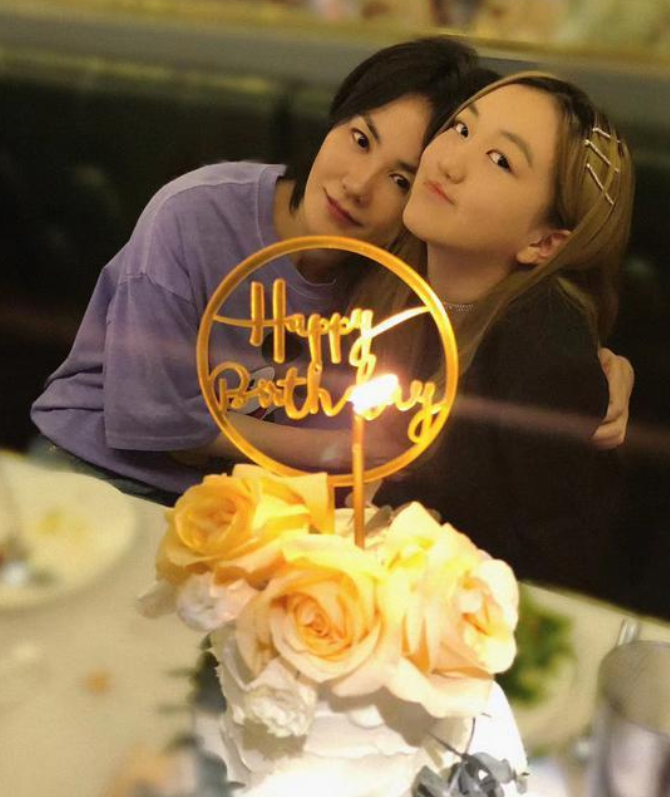 王菲 王菲母女走机场，李嫣嘴唇没修复好不及妈妈美貌，但时尚感真的强