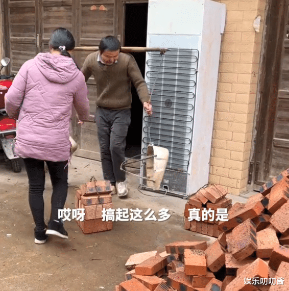 |牛爱芳夫妇穿破鞋受访，自曝“豪宅”细节，请俩实习生来当大咖？