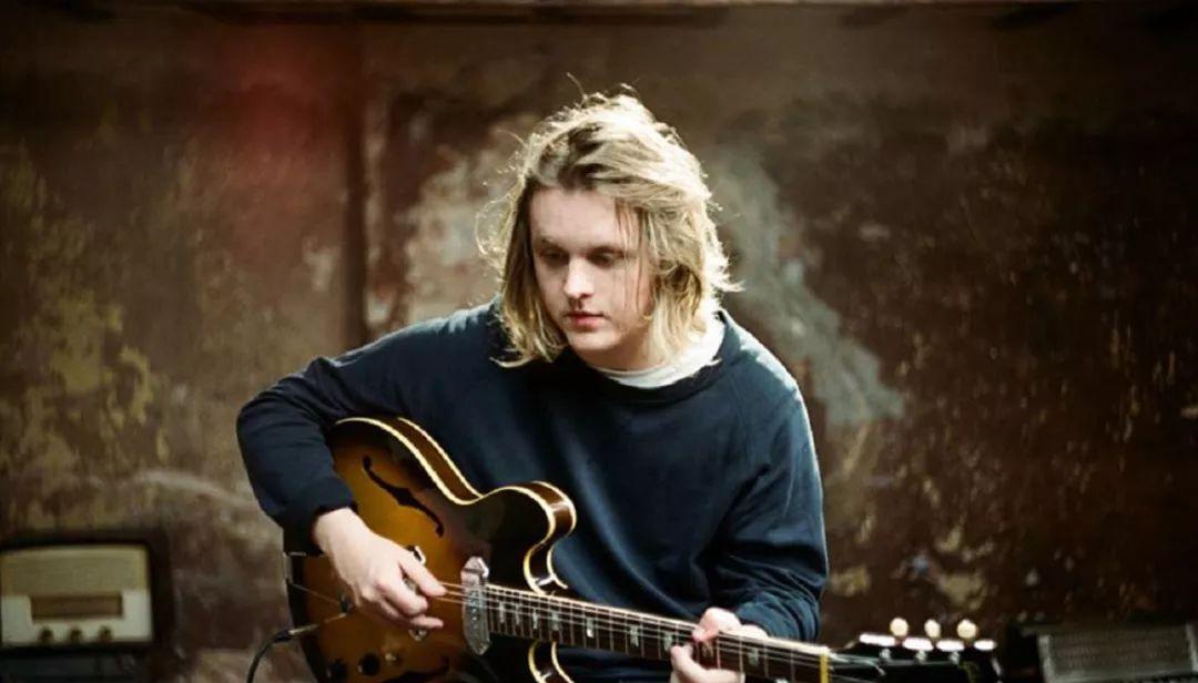 刘易斯|25岁的苏格兰著名男歌手刘易斯·卡帕尔迪,英国最新性感偶像