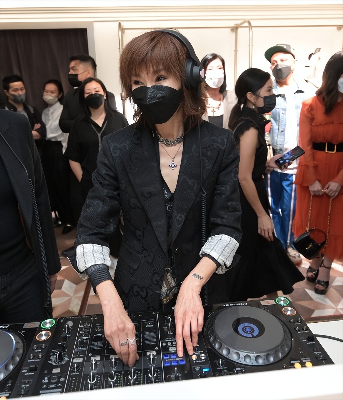 谢霆锋|谢霆锋露面被追问王菲和两个儿子，他笑容回避称下个月就离港回京