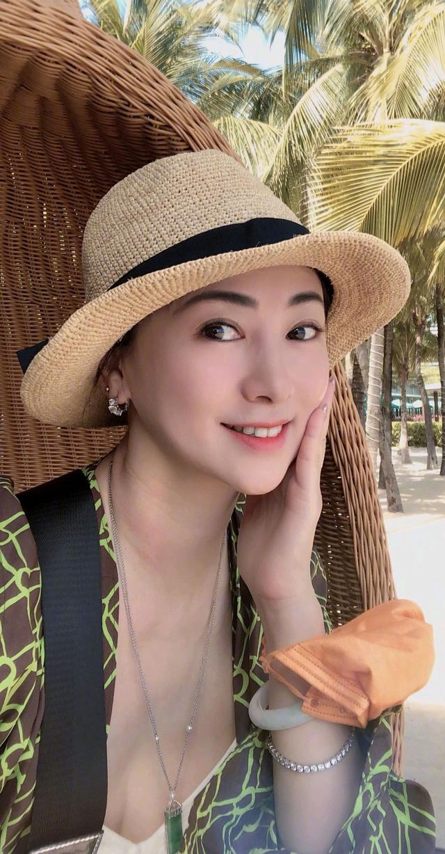 翁虹|美图分享|翁虹，年过半百却依然风韵不减！