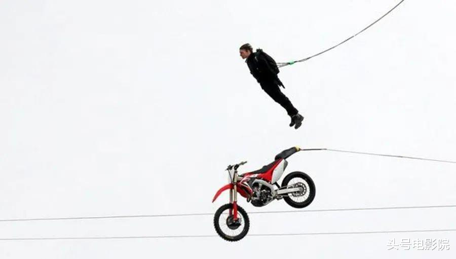 碟中谍7|太猛了!60岁阿汤哥站在飞机上宣传《碟中谍7》,导演提醒没油了