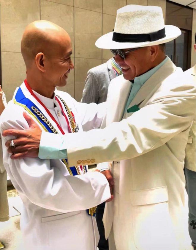 万梓良|65岁万梓良曝近况！戴“鸽子蛋”吃鲍鱼乳鸽，满脸通红在室内抽烟