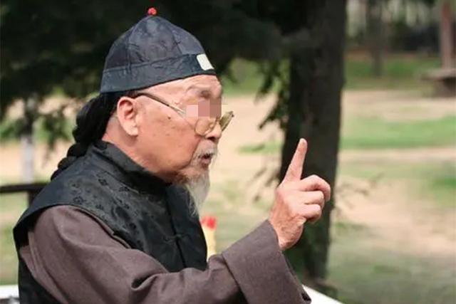 案例:迷信男子收集用过的卫生巾,因强行进入女厕引发血案