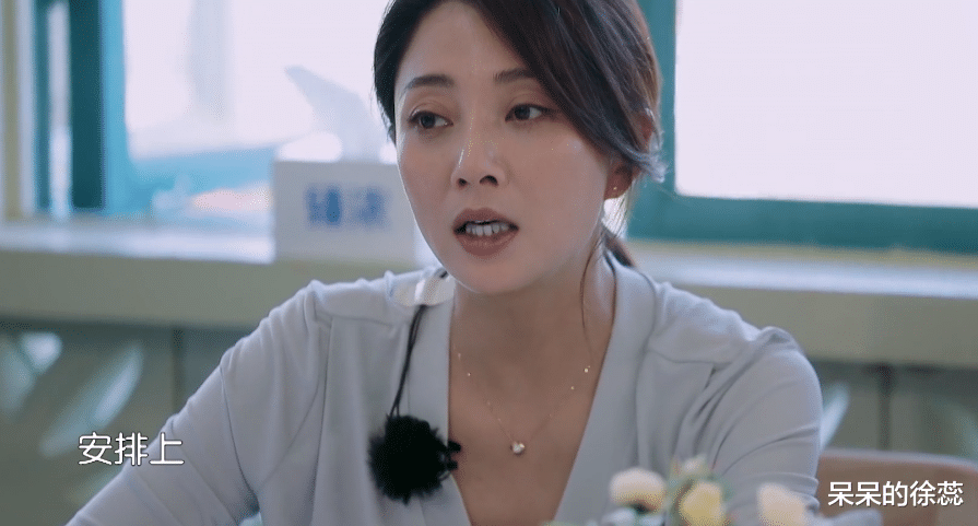 殷桃|《中餐厅》播出过半,殷桃被赞能干,黄晓明却为啥仍被质疑?