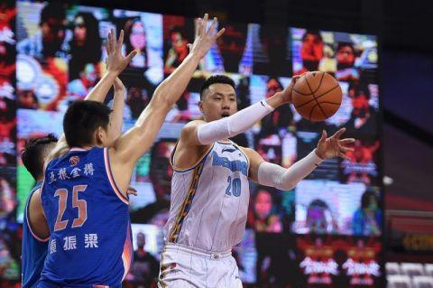 翟晓川|18倍镜捕捉雅尼斯寒心一幕，翟晓川飞踹鼓掌嘲讽，丧失底线须严惩