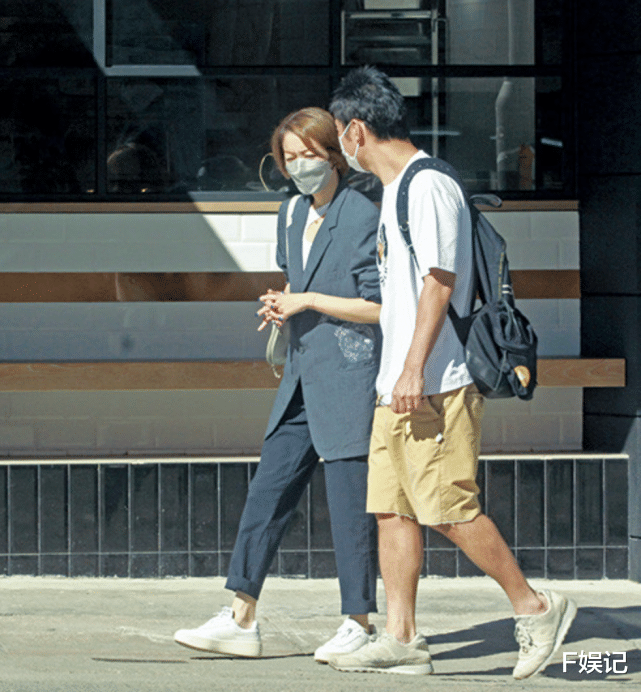 许志安|许志安戴婚戒陪太太郑秀文逛街热聊 成功全面复出专注做好音乐