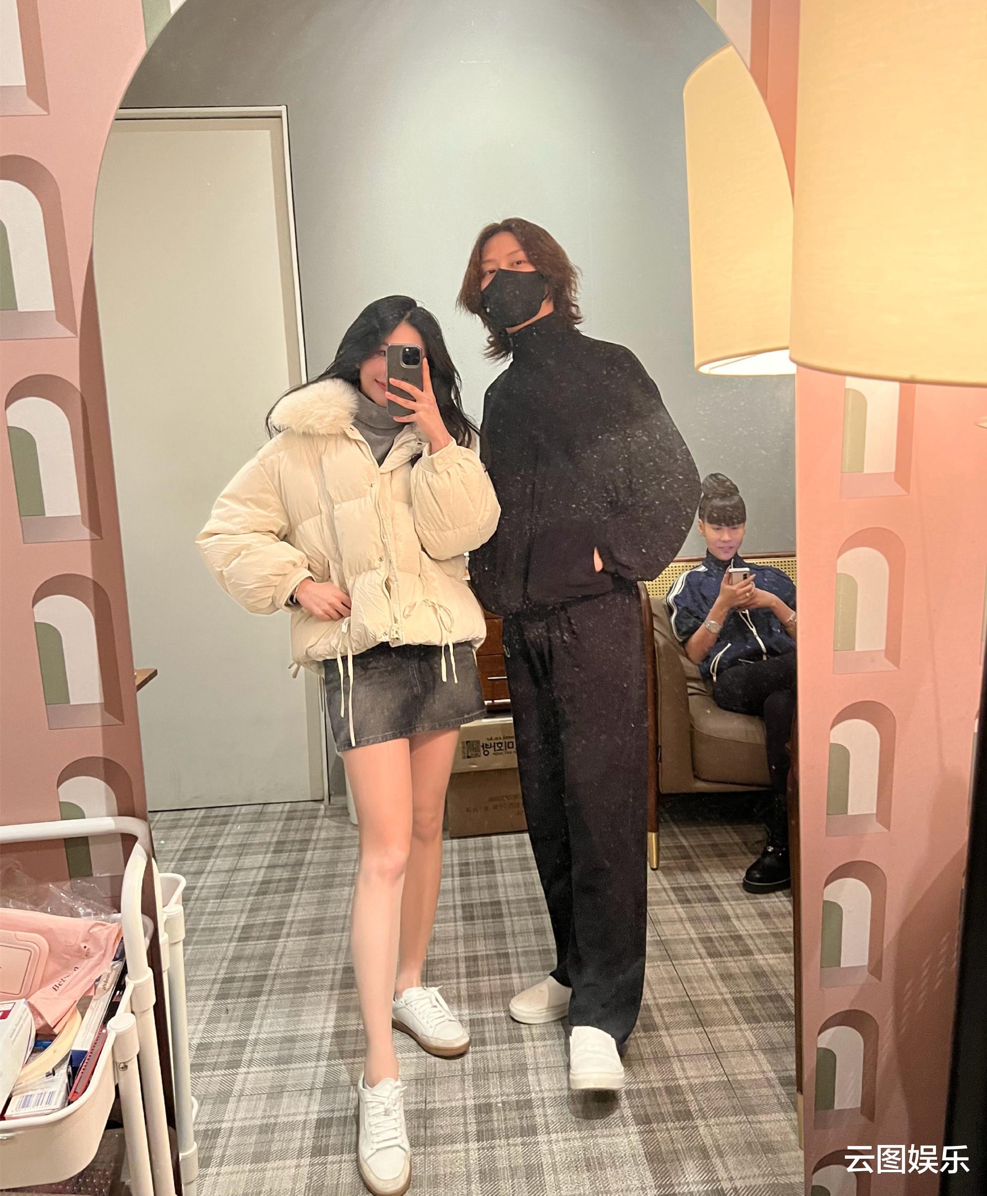 邱淑贞|邱淑贞长女与偶像男星聚会，换穿衣服显亲密，相识多年赞男方帅气