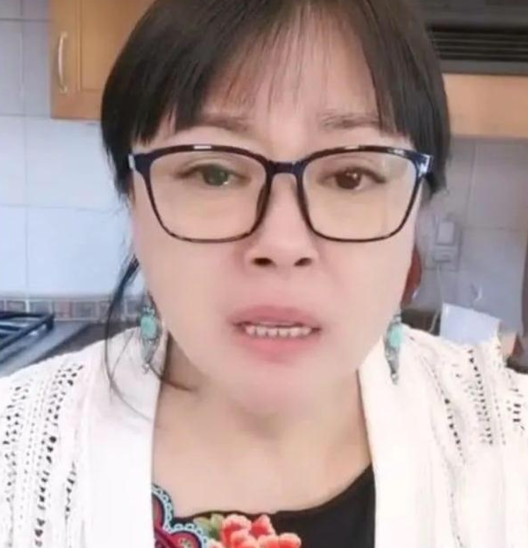 李菁菁 52岁李菁菁曝近况!换新发型被指显老,和小21岁老公一顿吃六个菜