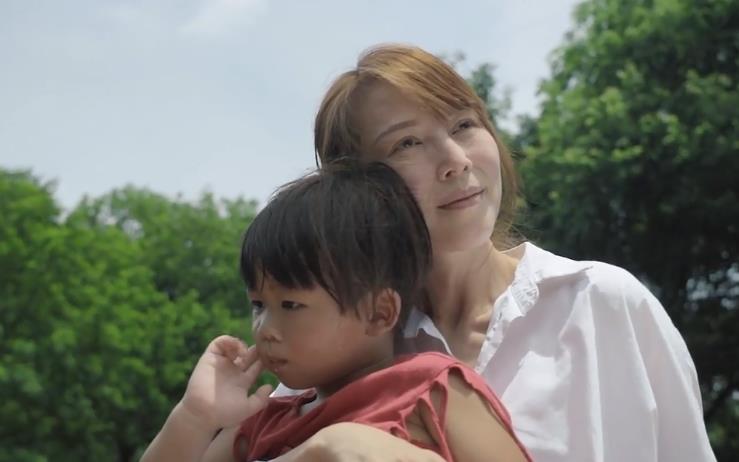 蔡少芬|张晋全家游西湖，儿子长相神似老爸，蔡少芬素颜出镜显苍老