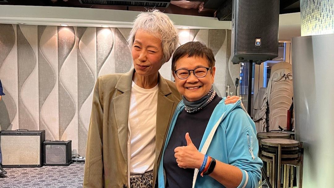 叶童|“许仙”叶童目测就70斤！穿西装配豹纹裤聚会，59岁满头白发老得不敢认