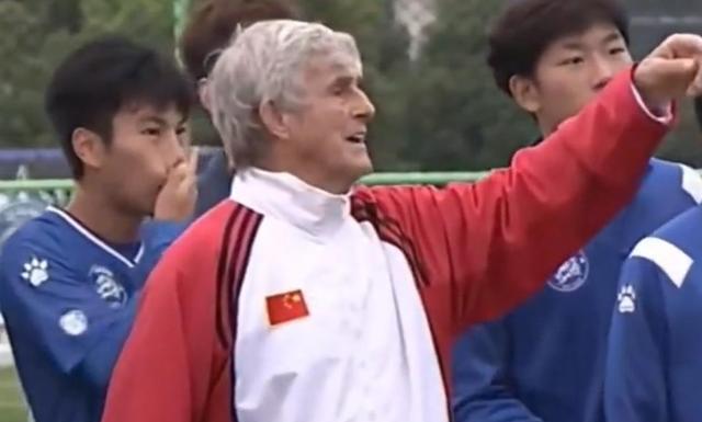 世界杯激战正酣，中国男足再抢镜欲换帅，球迷说换汤不换药没啥用
