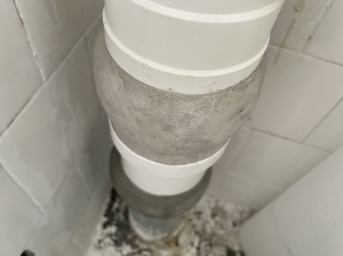 新装修的柜子泡在污水里，班都不敢去上！楼下邻居：我也是受害者