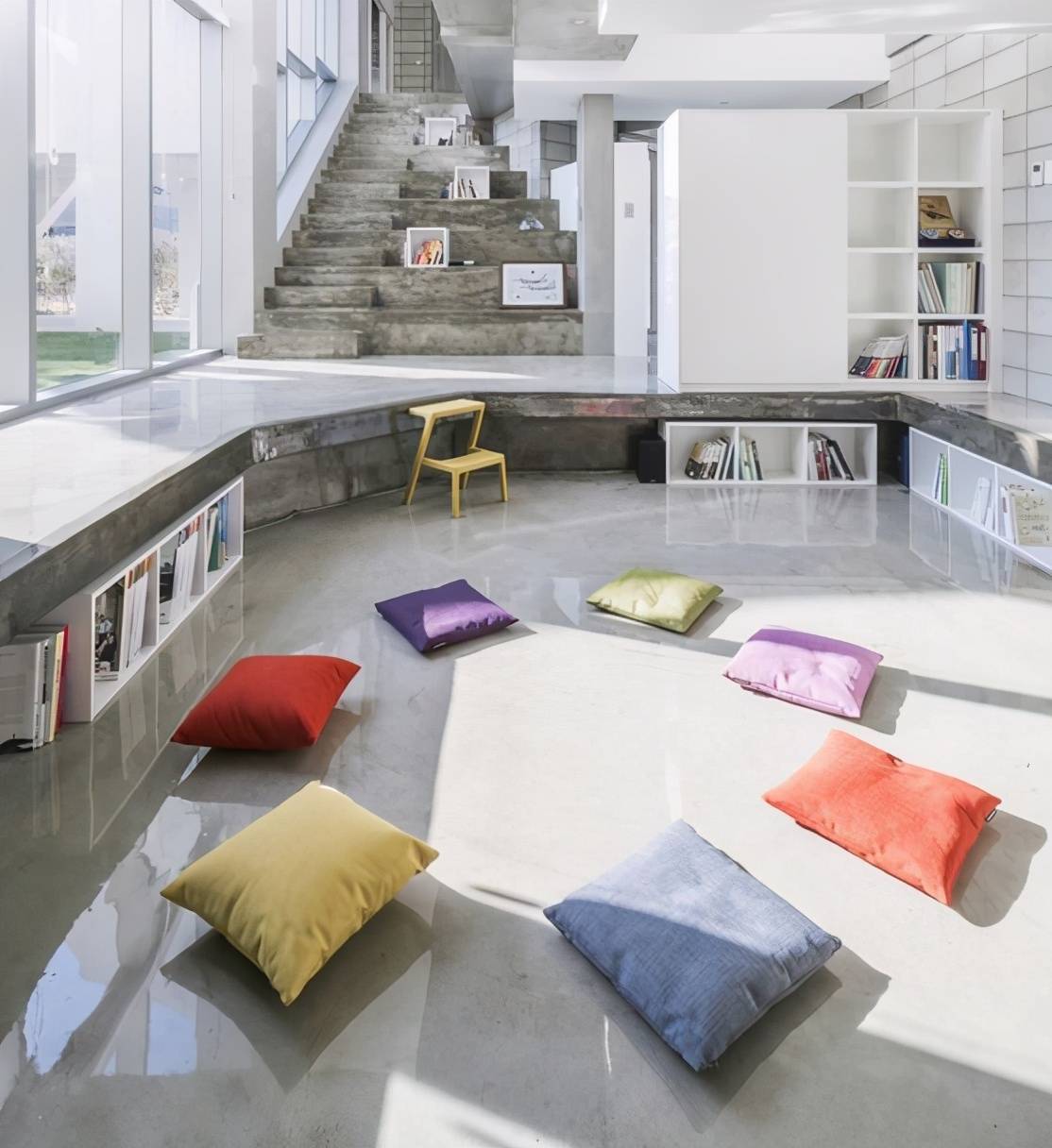 复式房跟着国外学，连着楼梯口打地台，比下沉30cm还实用！