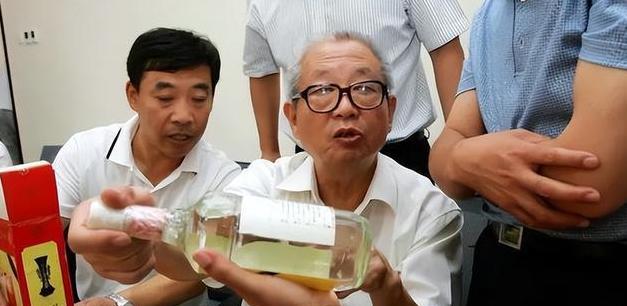 大街上“高价收老酒”,原来里面竟暗藏“猫腻”,小心别中计