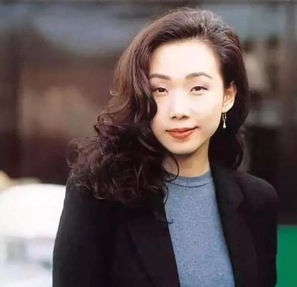 晒晒林忆莲现实中的家，厨房干净得一尘不染，看来平时不怎么做饭