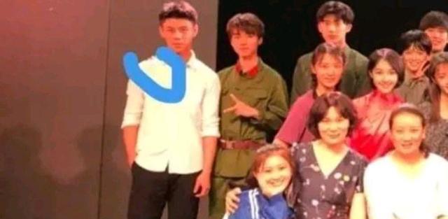王俊凯|“明星学生”有多低调？王俊凯陈飞宇站边边，关晓彤无“格格味”