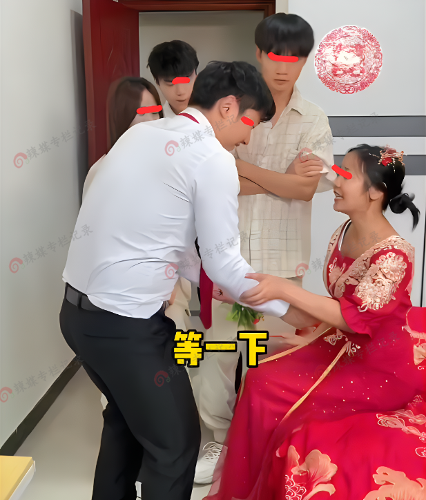新娘结婚临时加20万彩礼,为给弟弟攒彩礼,网友:这是个好姐姐
