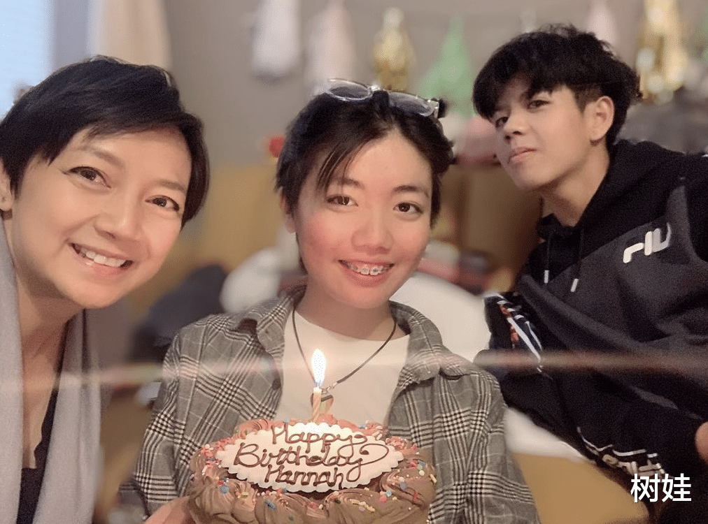 杨婉仪|港姐杨婉仪为女儿庆生，17岁女儿晒与女友合照，恋情已获家人认可