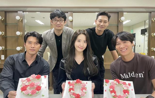 玄彬|玄彬电影观影人数突破600万，和演员们合影满脸笑容，41岁帅气有型