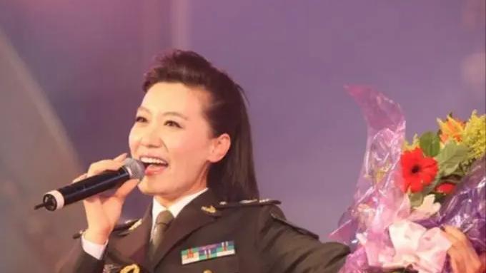 谭晶|军旅歌手谭晶:嫁大9岁科学家老公,生双胞胎女儿,45岁生活美满