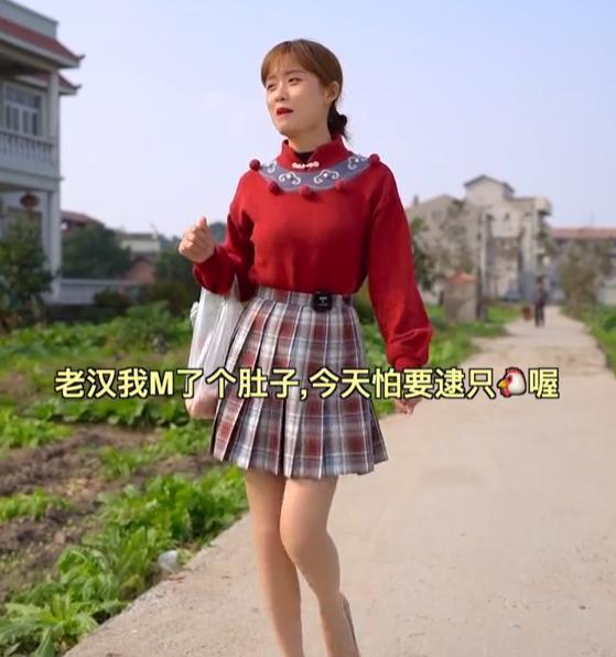 网红“严素”穿短裙挖菜,弯腰下蹲无视镜头,父亲提醒反被怼