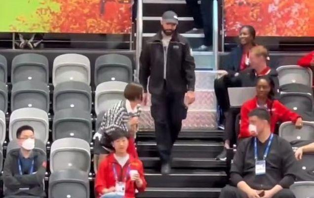 姚明|姚明疑似耍大牌，多次拒绝与女粉丝握手，网友吐槽更青睐外国人