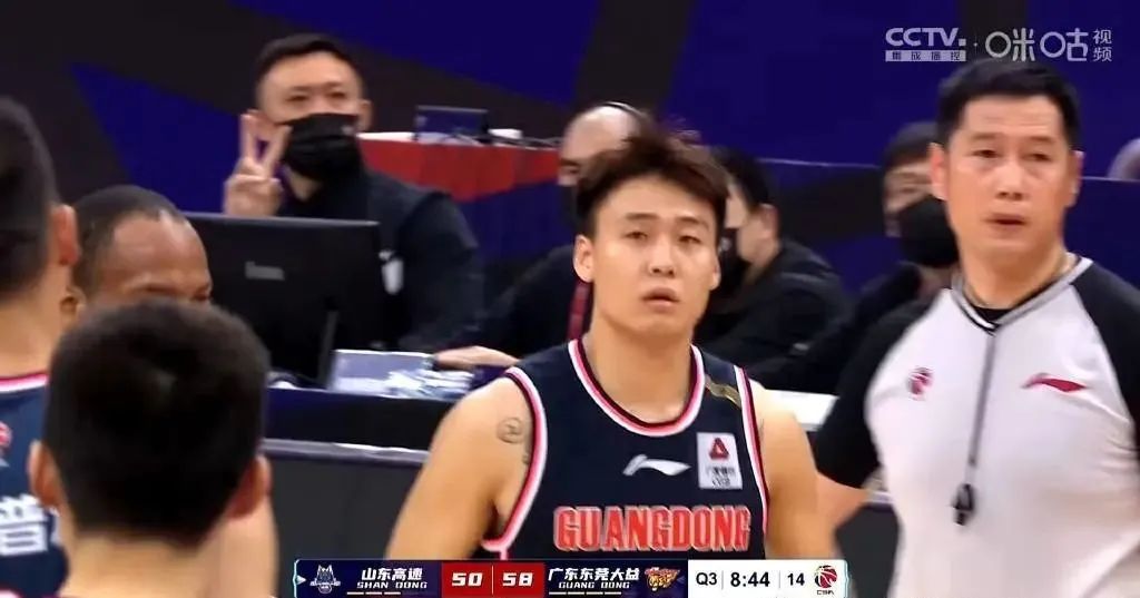 赵睿|拼命三郎！赵睿受伤被担架推离场外，第三节回来继续硬刚哈德森