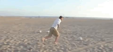 梅西|梅西训练秀超神脚法，连续三脚命中超远目标！球迷质疑：造假了吧