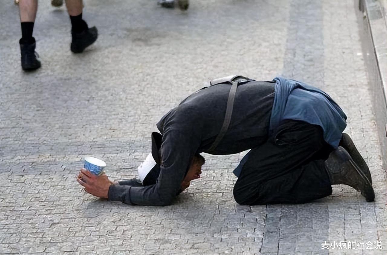 安徽|安徽老人乞讨，要钱的态度让人直呼嚣张，好心人：不止一次了