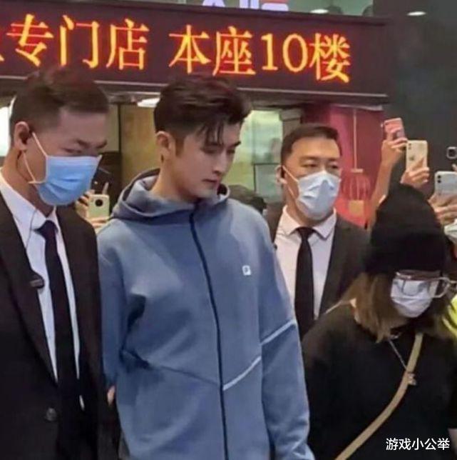 张云龙|演员张云龙机场劝架，一把搂住壮汉保安，代拍素质引发热议