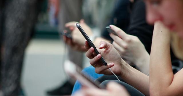 手机壳|年轻人不买手机、却迷上买手机壳,背后原因是什么?