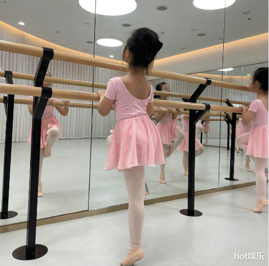 朱丹|朱丹分享一家四口幸福生活：周一围背影似女人，儿子头发立正