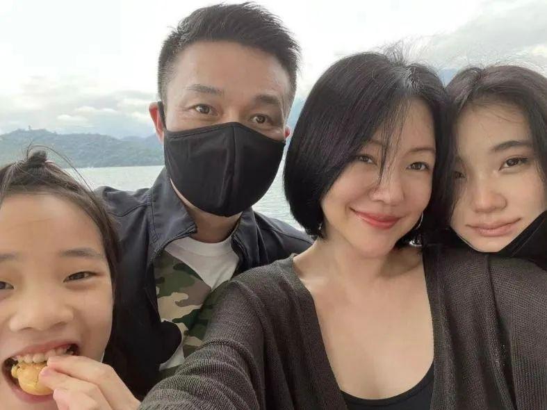 明星|小S罕晒全家出游照!女儿曾被吐槽“丑”,现在变成了这样