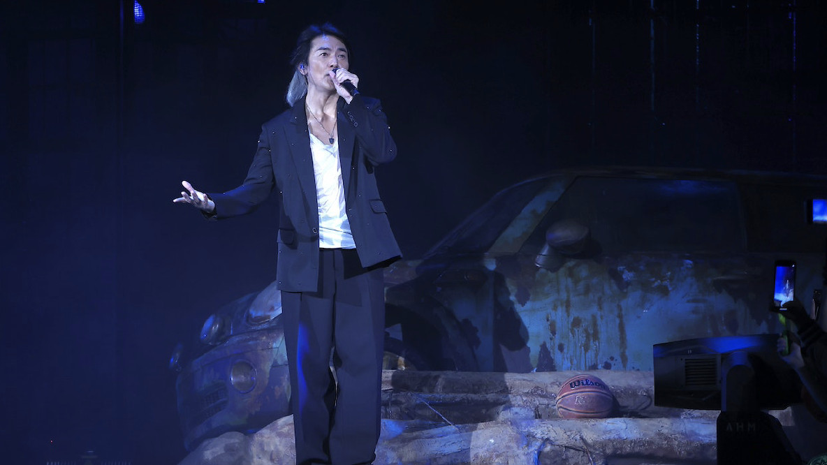 郑伊健|郑伊健演唱会致敬TVB监制，对方遗孀携女儿观看，哭到眼睛红肿