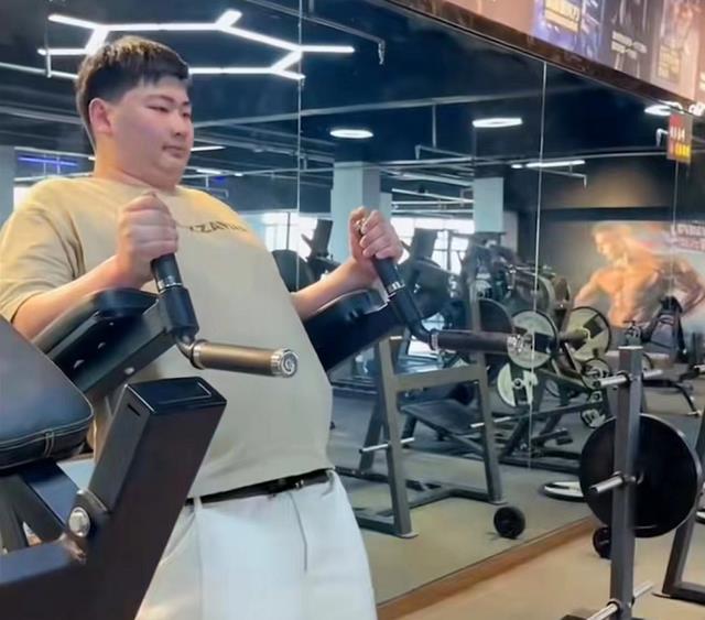 防晒 大衣哥儿子小伟减肥有成效，三天掉秤10斤，比姐姐朱雪梅还胜一筹