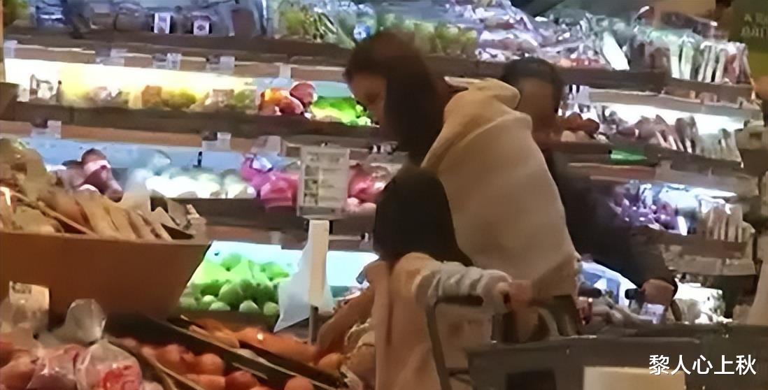 黎姿|“阔太”黎姿在家剪狗毛!动作大胆不怕咬,手上12万钻石镯子抢眼