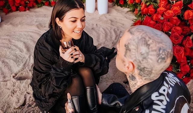 金·卡戴珊|卡戴珊大姐晒近照惹争议!随意进入男厕,小便池前自拍太疯狂