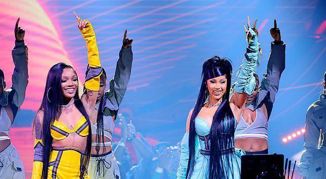 颁奖礼|梅根28岁未婚夫颁奖礼上成笑料,“一颗海胆”,还把女主持给扎了